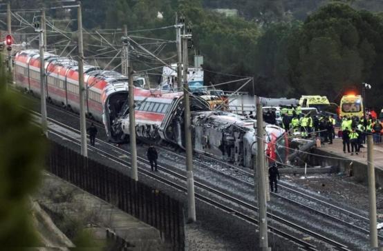 惨烈！高铁脱线，造成 21 人死亡！
 
北京时间 1 月 19 日凌晨，西班牙