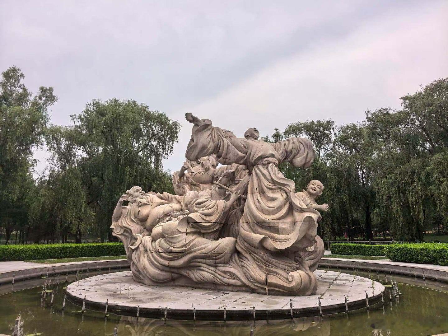 原创诗词[超话]汾阳市杏花村汾酒文化景区抒吟玫瑰入酒魂，汾韵出半熏。杏子压青枝，