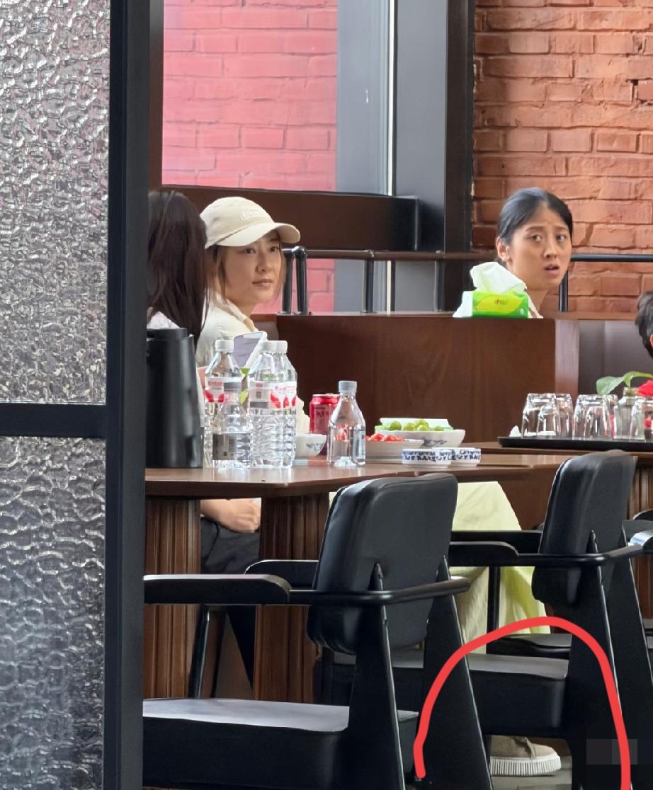 应采儿穿的这双鞋是什么品牌？多少钱啊！看起来好舒服好好看，肯定很贵吧！
有人知道