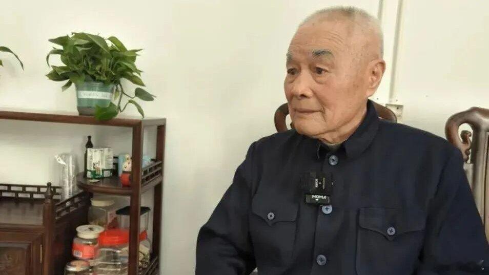 一件中山装穿了36年98岁老党员捐出6000万一件中山装穿了36年，一张木床睡了