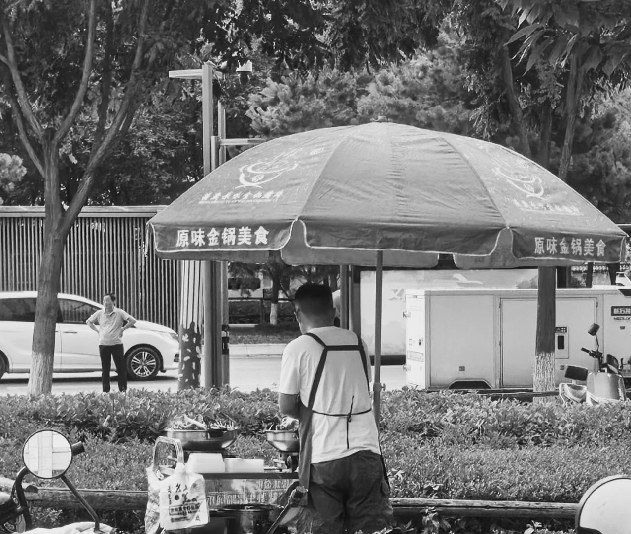 这口锅，熬着小区的烟火气
黑白镜头下藏着最鲜原味，
没有广告宣传，没有精致招牌