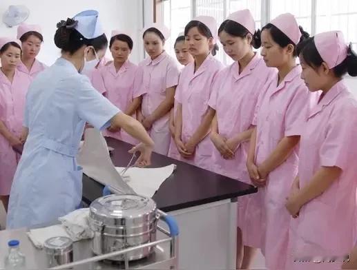“真是太难抉择了！”一位网友发文求助，他说侄女读的大专，学的护理专业，学校通知要