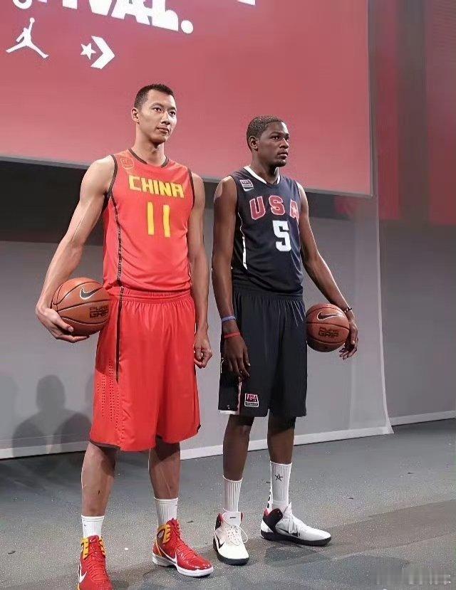 有时候天赋的差距非常明显。就拿杜兰特跟易建联对比。作为同一届2007年的选秀球员