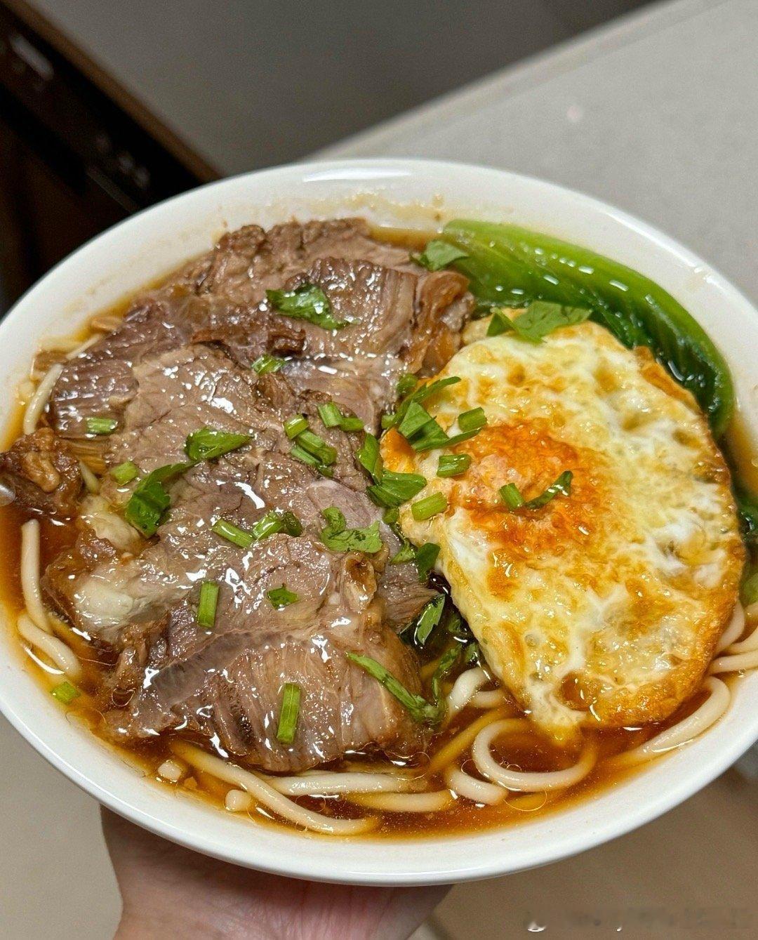 妈耶，看着都流口水了，那还想着怎么去做出来呢？你们觉得呢？这个味道吃起来咋样！ 