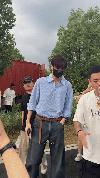 胡一天素颜又出神图了胡一天顺毛学长谁能拒绝胡一天顺毛素颜，底子是真能打，稍微收拾