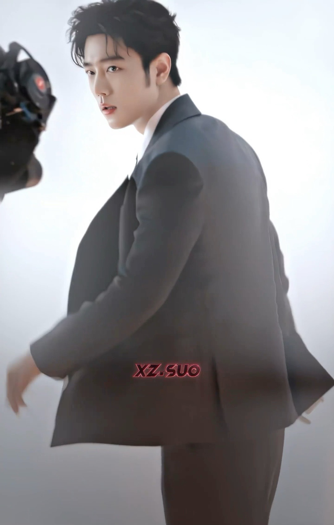 肖战YSL大片花絮，说帅裂苍穹也不为过！！