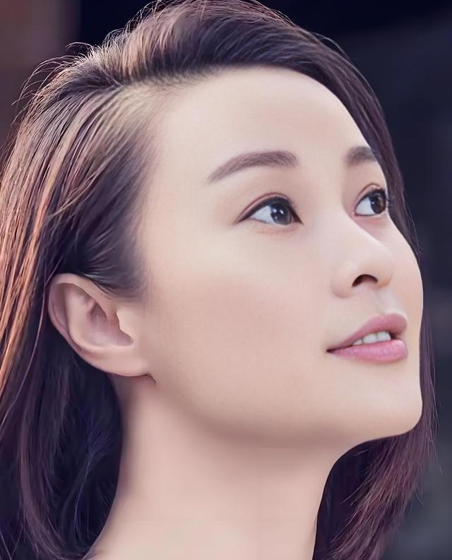 演员吴越说：“我不会结婚了，也不会再去谈恋爱了。不是因为谁把我伤了，也不是对感情