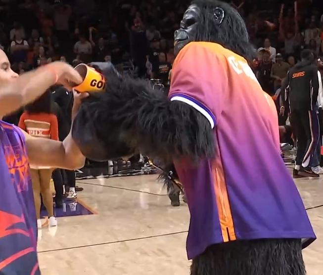 刚打开太阳直播就看到了这个侧脸 雷霆vs太阳nba季后赛