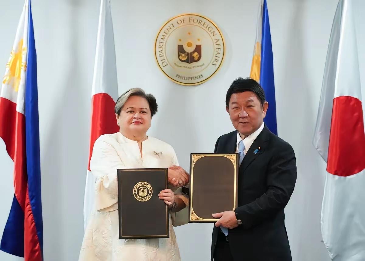 菲律宾大搞平衡术！当着日本外相的面宣布对华单方面免签！做起既要又要还要美梦！
