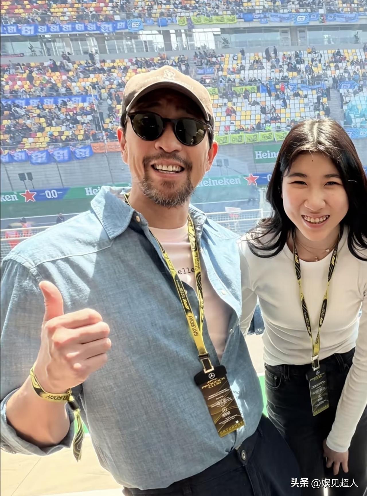 王千源晒出与女儿合照，父女俩简直一模一样！还有网友调侃撞脸钟嘉欣！