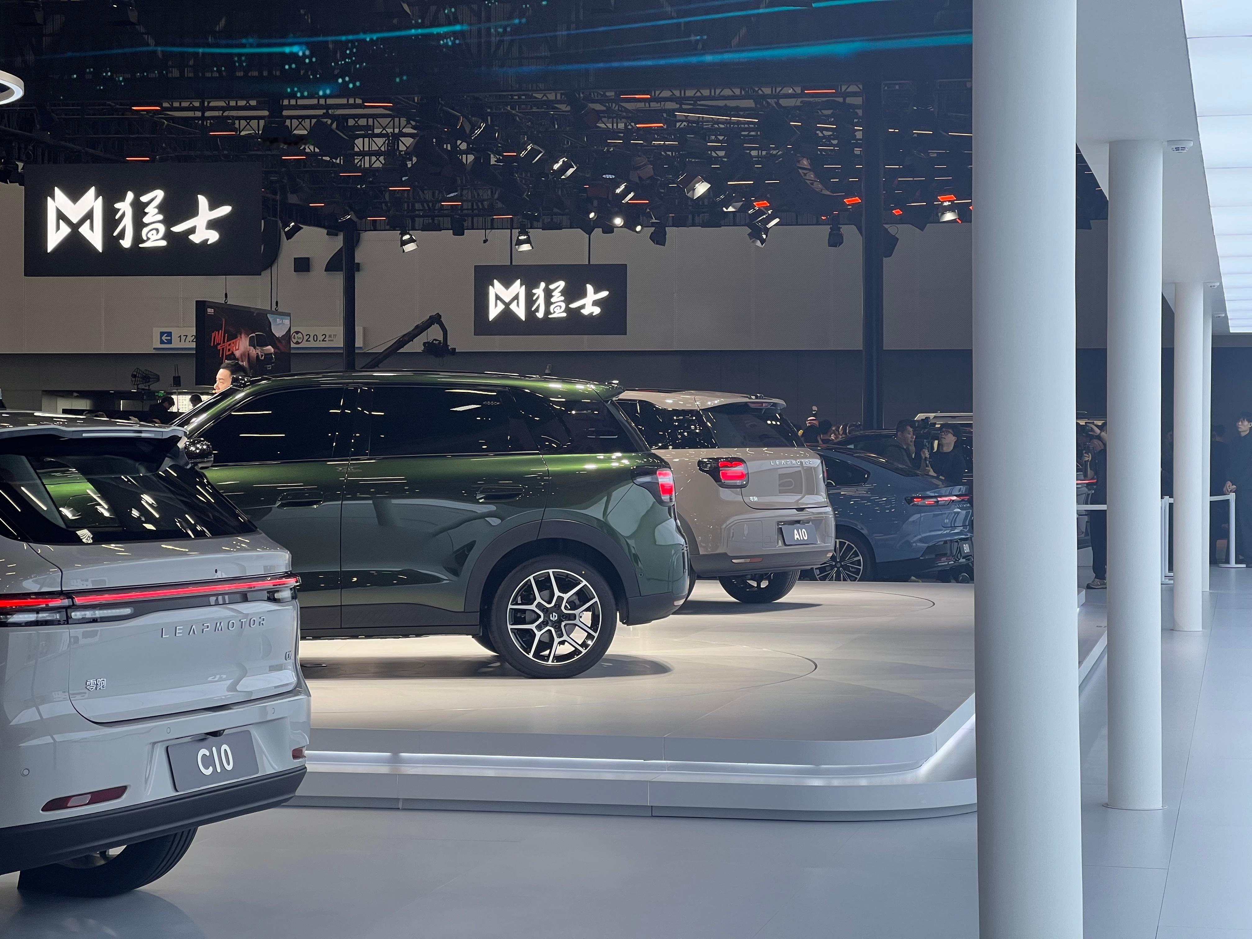 零跑A10在广州车展现场的展车，与专利展示图不同，都没有后雨刮！为什么啊？