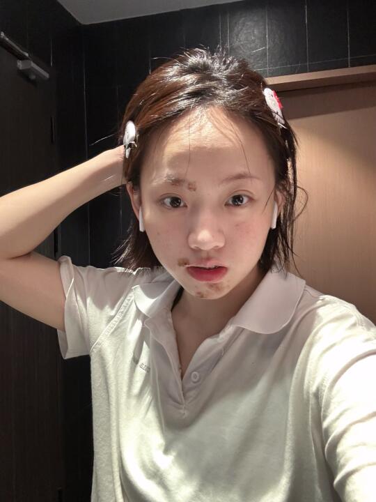 在脸上涂点巧克力酱
