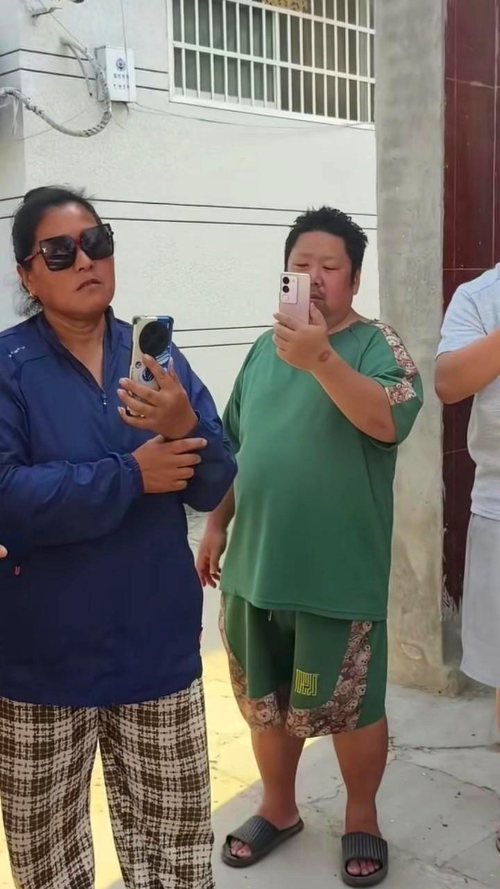 大衣嫂李玉华家门口又被堵了，这次不是借钱，是来要账的。对方在街上扯着嗓子喊，逼她
