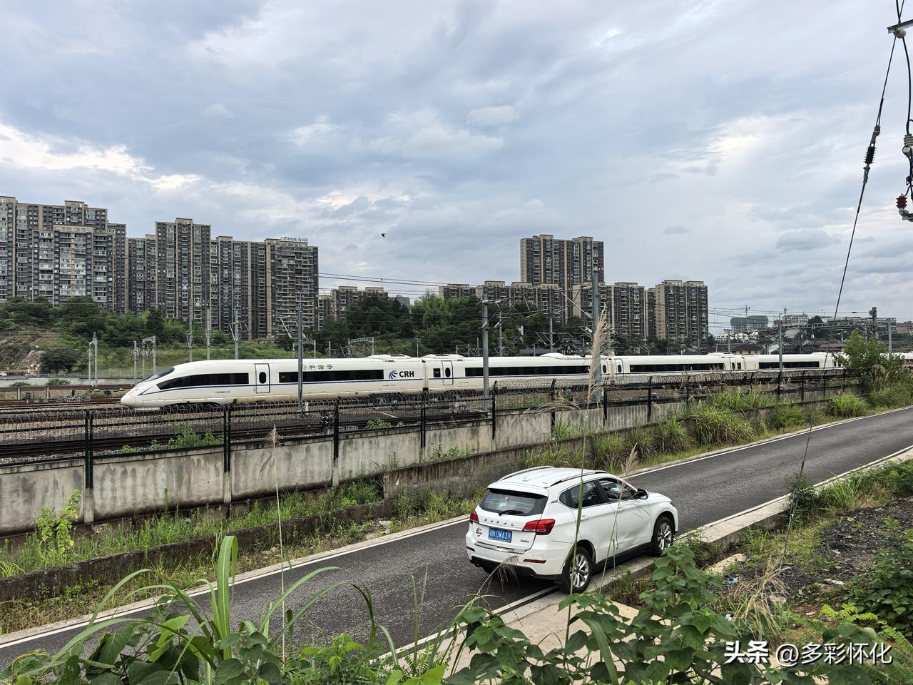 每天怀化发往长沙的第一趟车，是c8885，早上6：17发车，经停邵阳，娄底，长沙