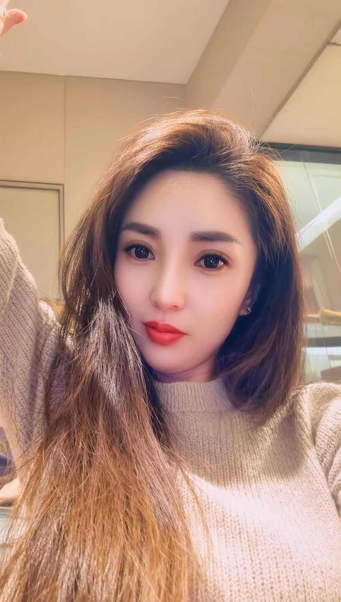 在这个饥不择食的年代  深情一文不值  滥情却异常迷人！唉～