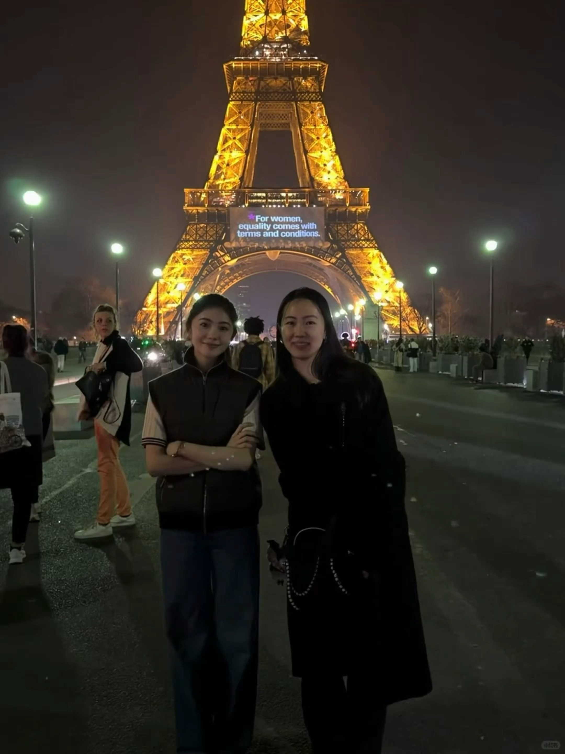 网友埃菲尔铁塔下偶遇刘浩存存儿的私服好萌啊，小小的头和脸 