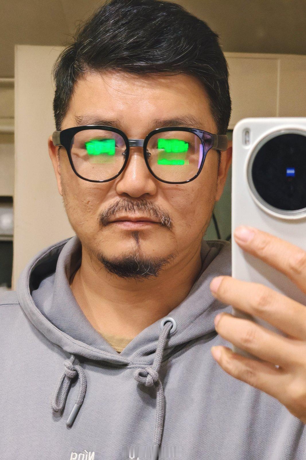 某人给我推荐了一款带HUD 提词器的高科技眼镜，说是特别适合我这种经常忘词然后想