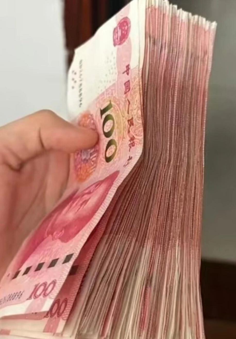 一万块这么多，以后只用现金了看着一万块现金，瞬间觉得自己很富足，仿佛钱怎么花都花