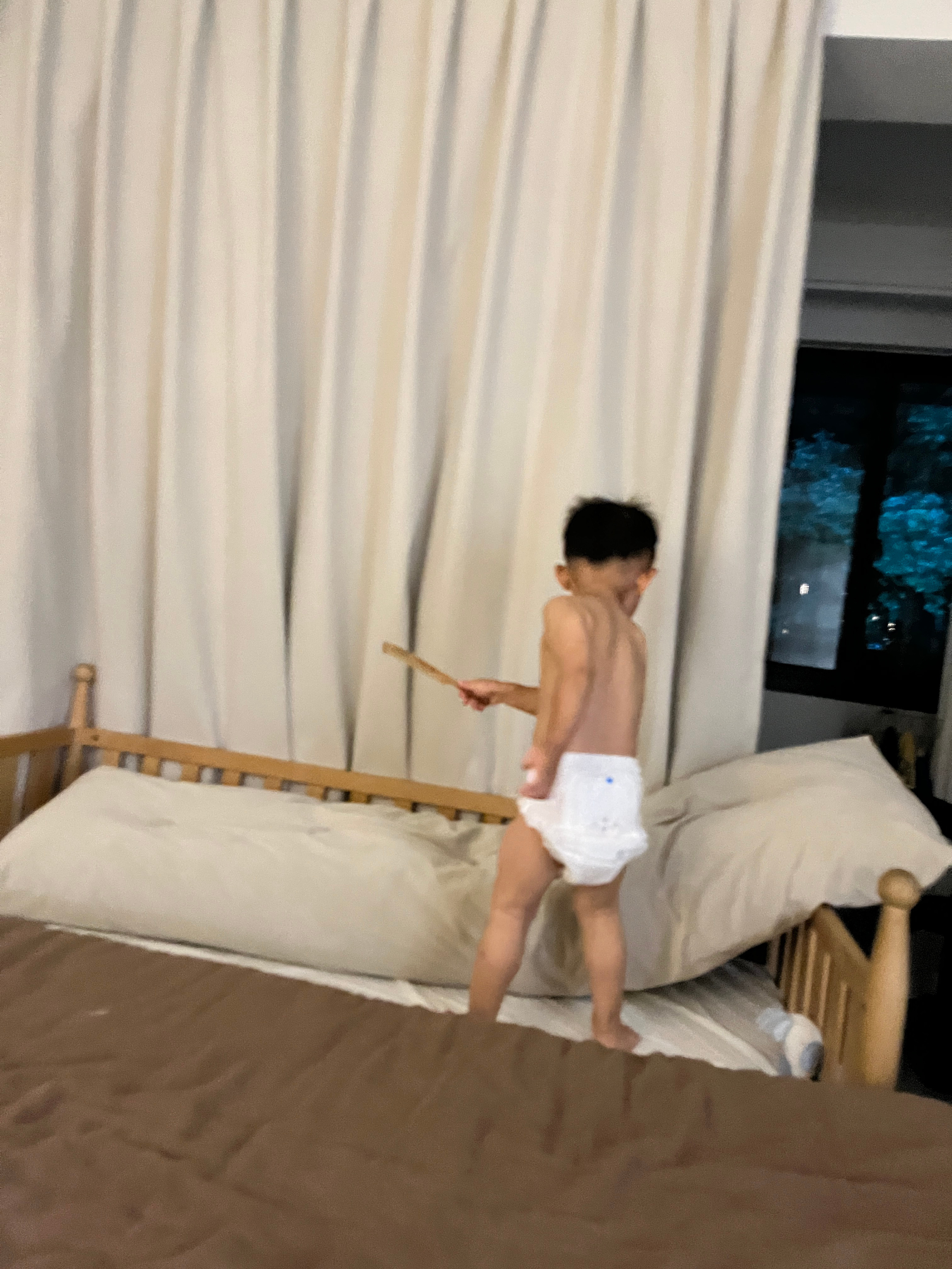 弟弟每天就吃一点点饭，捣很多很多的乱，太辛苦了[汗]每天洗完澡把全家的被褥枕头搬