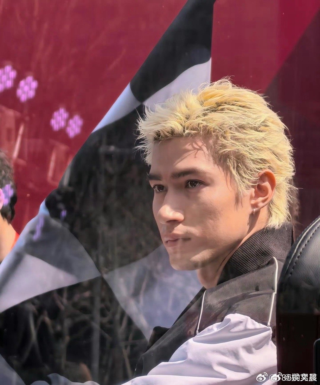 米卡右手开车左手侧拍主打硬帅 他侧拍的那个角度怎么抓得那么准，光线打在侧脸上轮廓