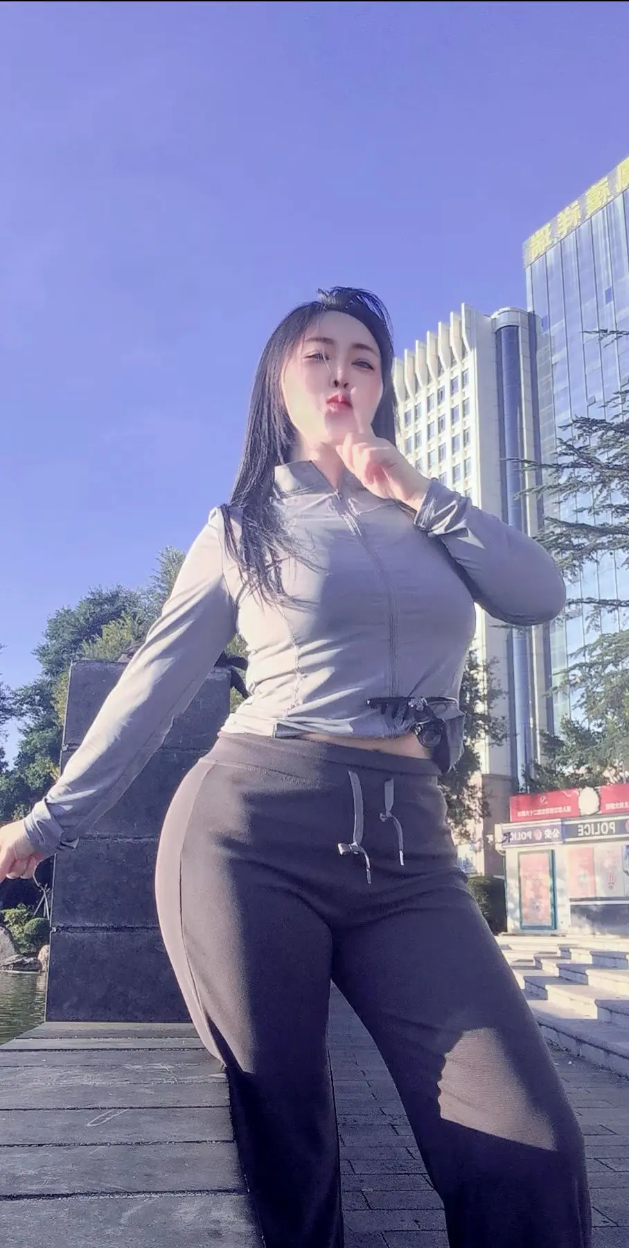 说的很对，在你面前哭穷的男人一定不是爱你的人，他就是对你不舍得只想骗你...
