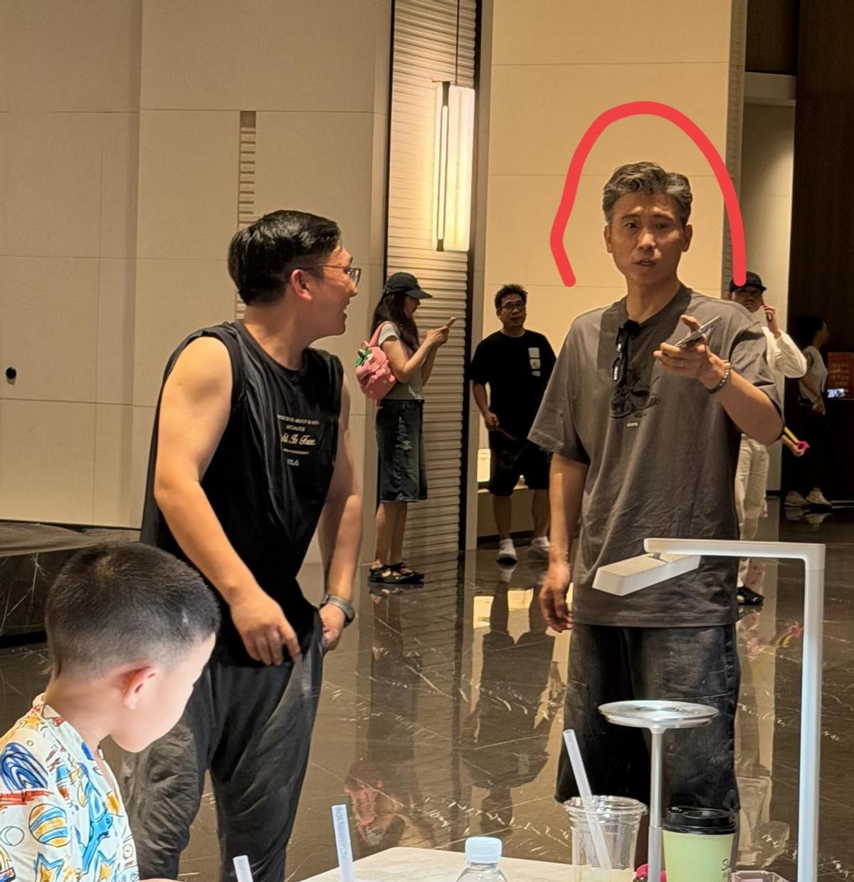 前天在商场买咖啡，一个转身就撞上他了。
不是追星现场，不是活动后台。
就纯路人场