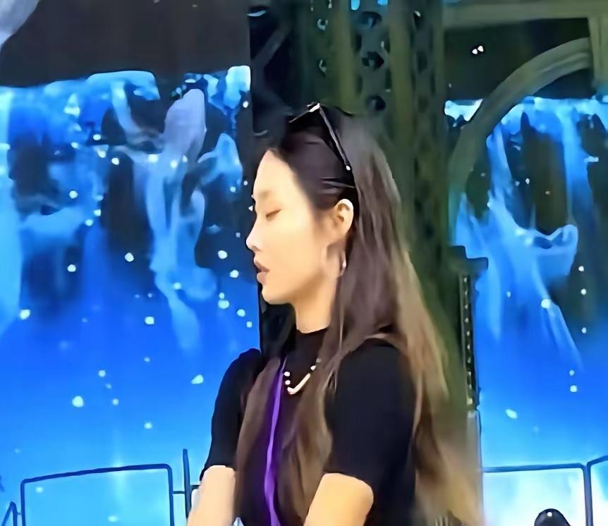 那晚聚光灯下，李百万跳得比谁都卖力。
但那枚戒指，戴在了苏畅手上。
别搞混了。