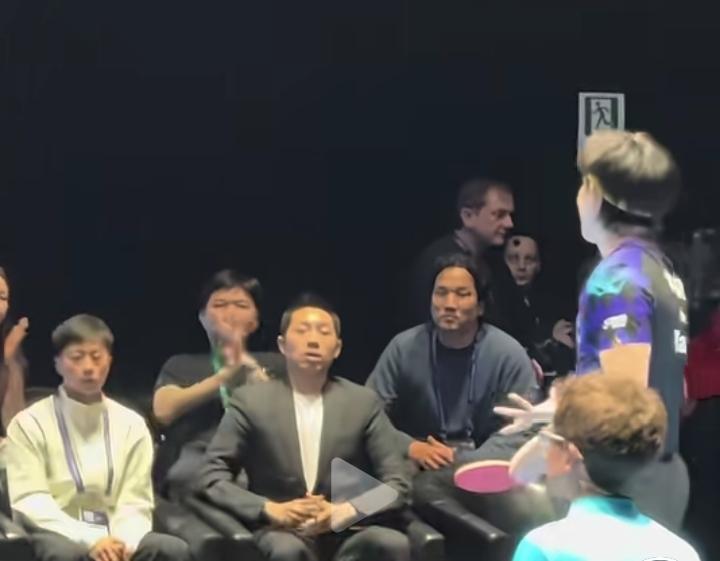 谁懂这幕传承感！世乒赛男团赛场王楚钦丢分后，下意识转头看向马龙，龙队立马点头+挥