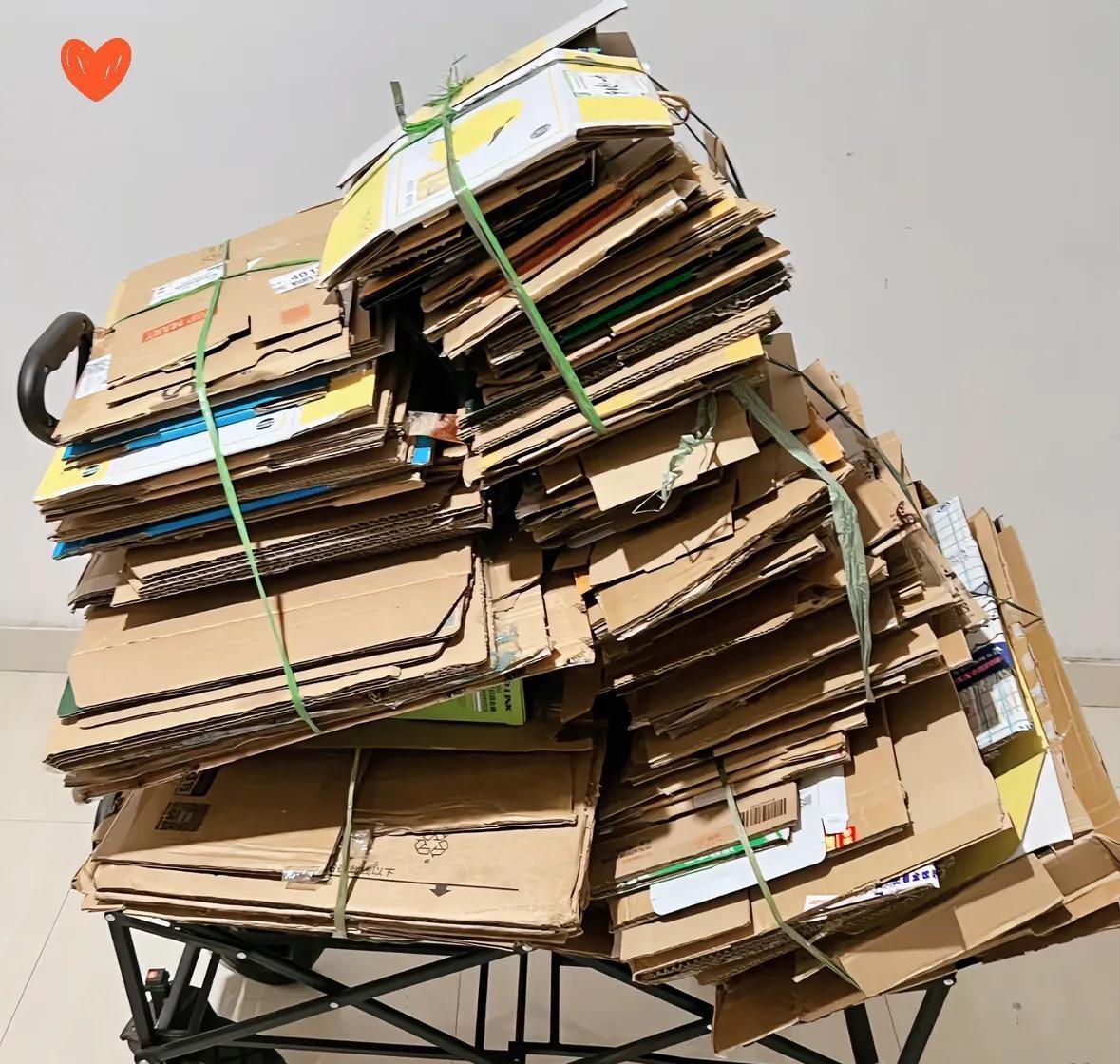 夏天黄纸板子1元一斤，花的0.5元，头年整理了一大堆去卖，收废品的说你这个只能给