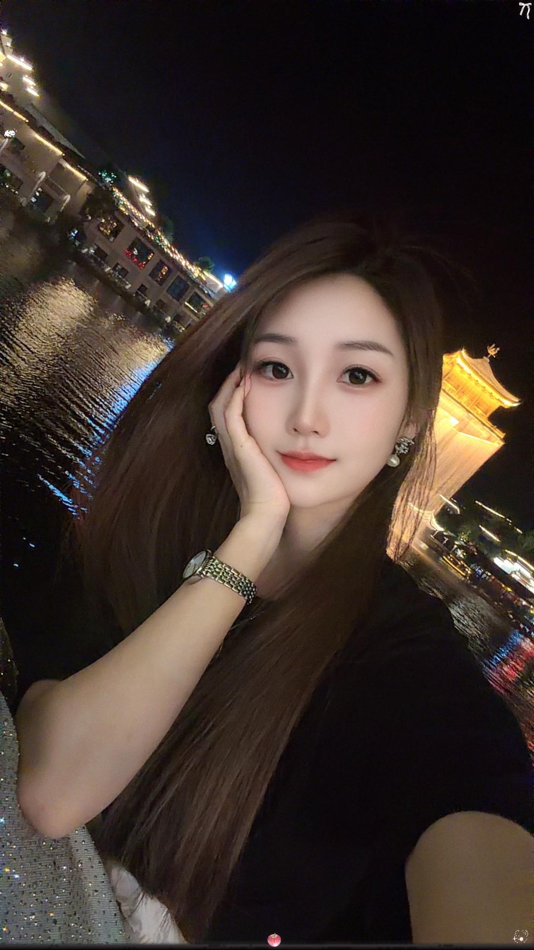 📍婺源•𝐖𝐮 𝐘𝐮𝐚𝐧 |•婺女洲 晚风抚银花，漫天散星河🌟