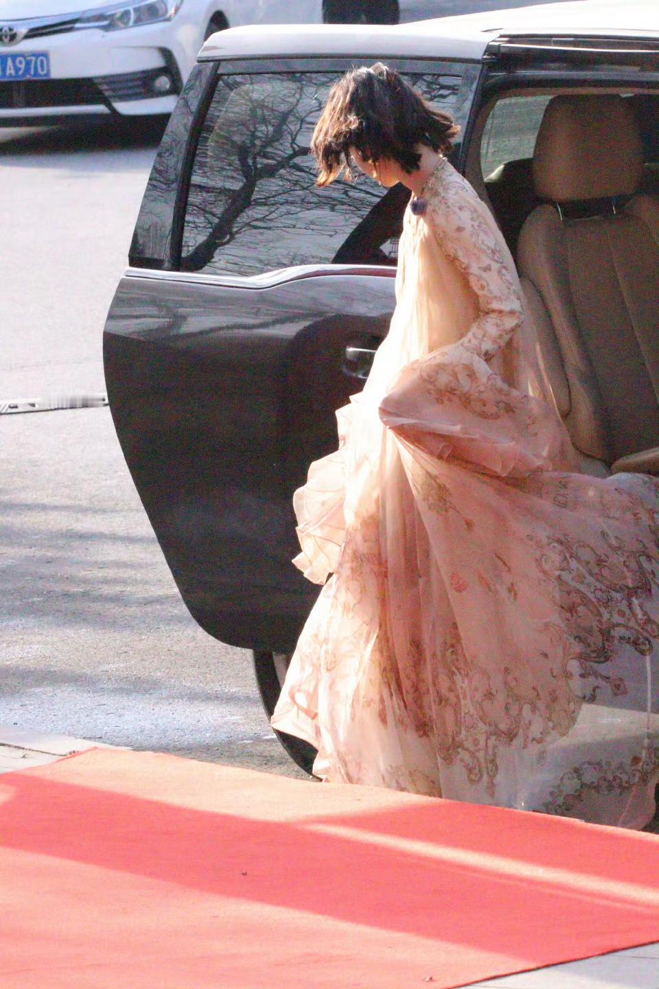 周冬雨剪回短发了周冬雨最新路透，把头发剪短了，利落了很多，梦回七月与安生。 