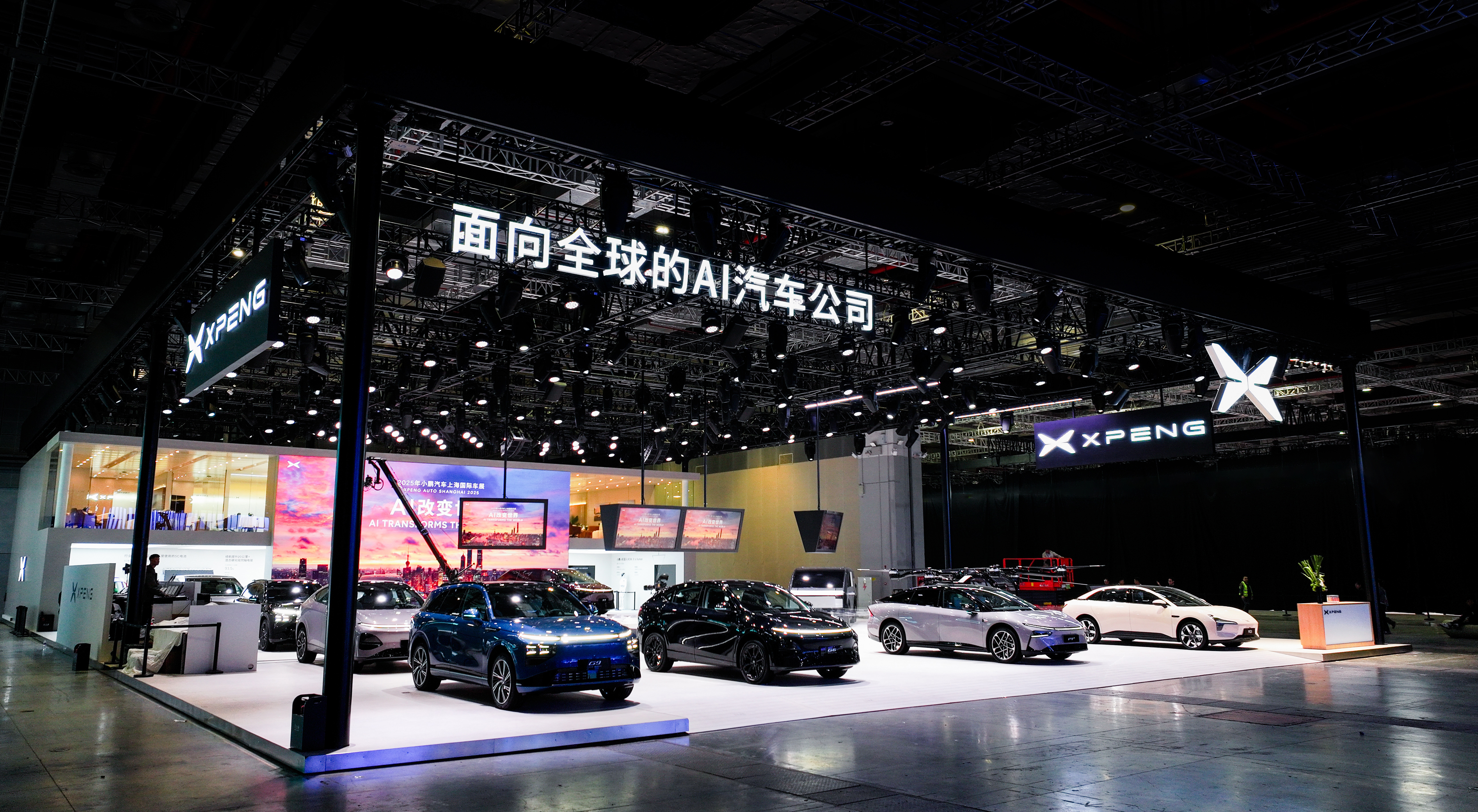 2025上海车展小鹏汽车携旗下热销车型及前沿AI科技成果登场。小鹏P7+超长续航