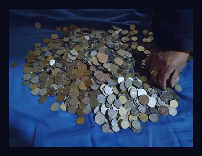 山路上的救赎
 
老李攥着刚从邮局取出来的三万块钱，指节因为用力泛着白。这钱是他