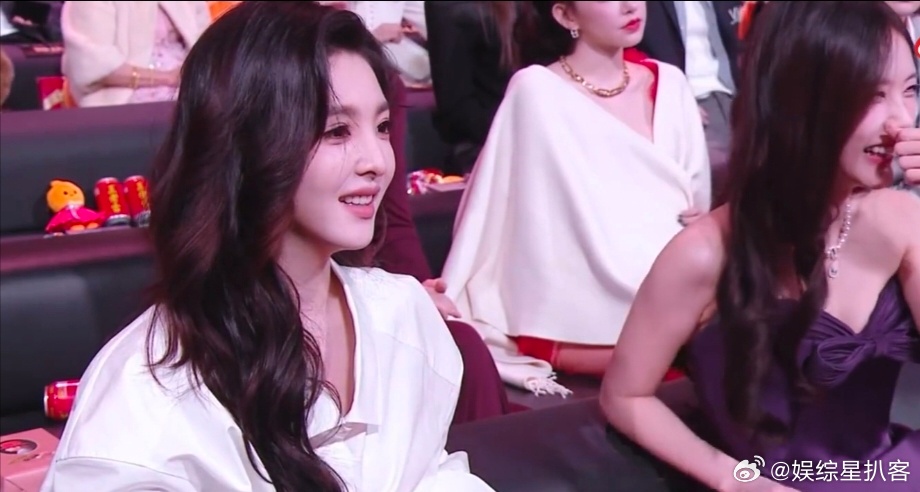 李一桐章若楠热聊李一桐章若楠内场热聊微博之夜内场 年度最佳姐妹情预定！这对美女组