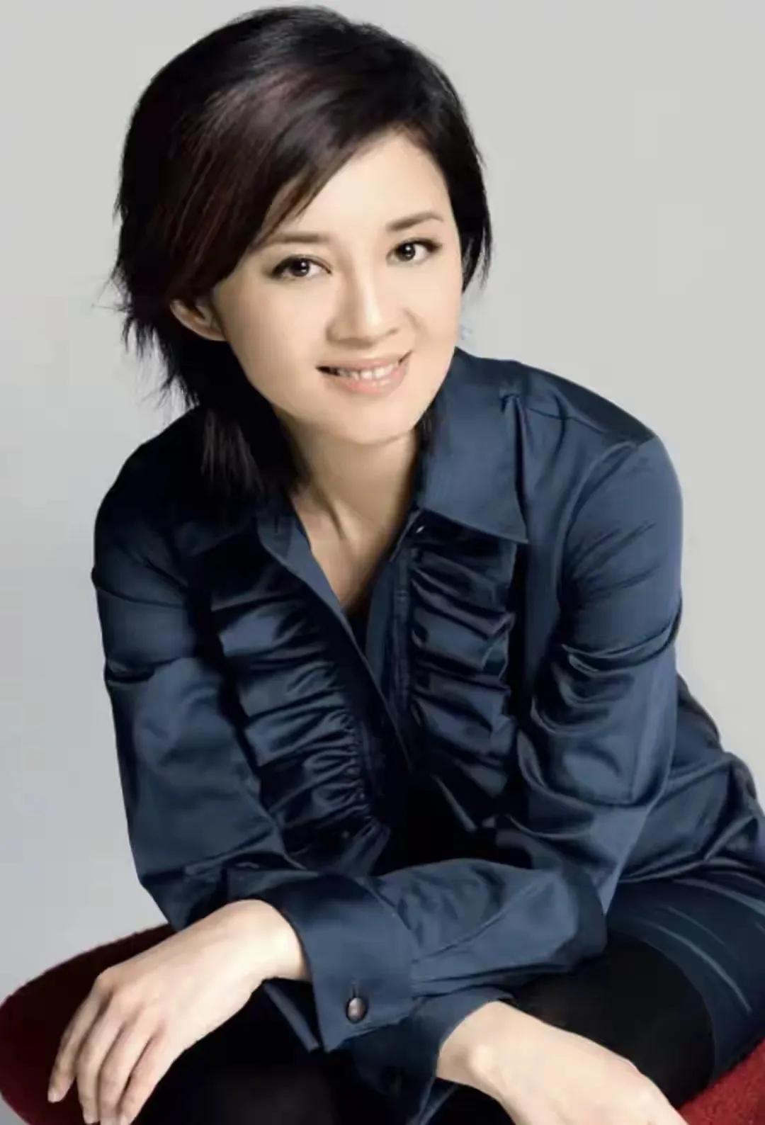 岁月不饶人，和女星伊能静同框不逊色的许戈辉，如今变成了路人甲

看到一些曾经熟悉