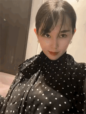 花格子的衣服，女孩子穿上就显老，可能她自己也不知道吧？