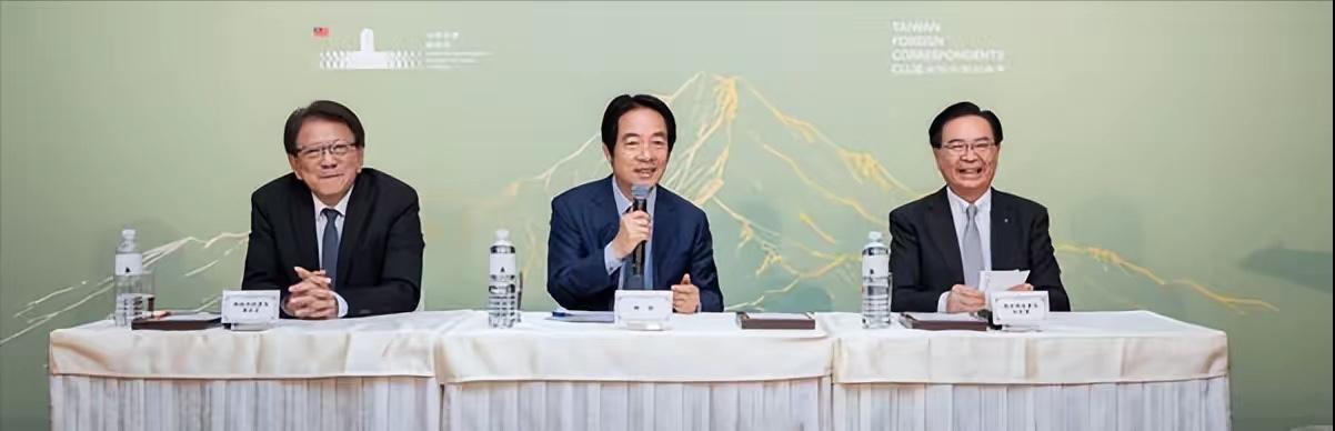 赖清德今天又贡献名场面了——对着一群国际媒体，一本正经地抛出一句："依国际公约，
