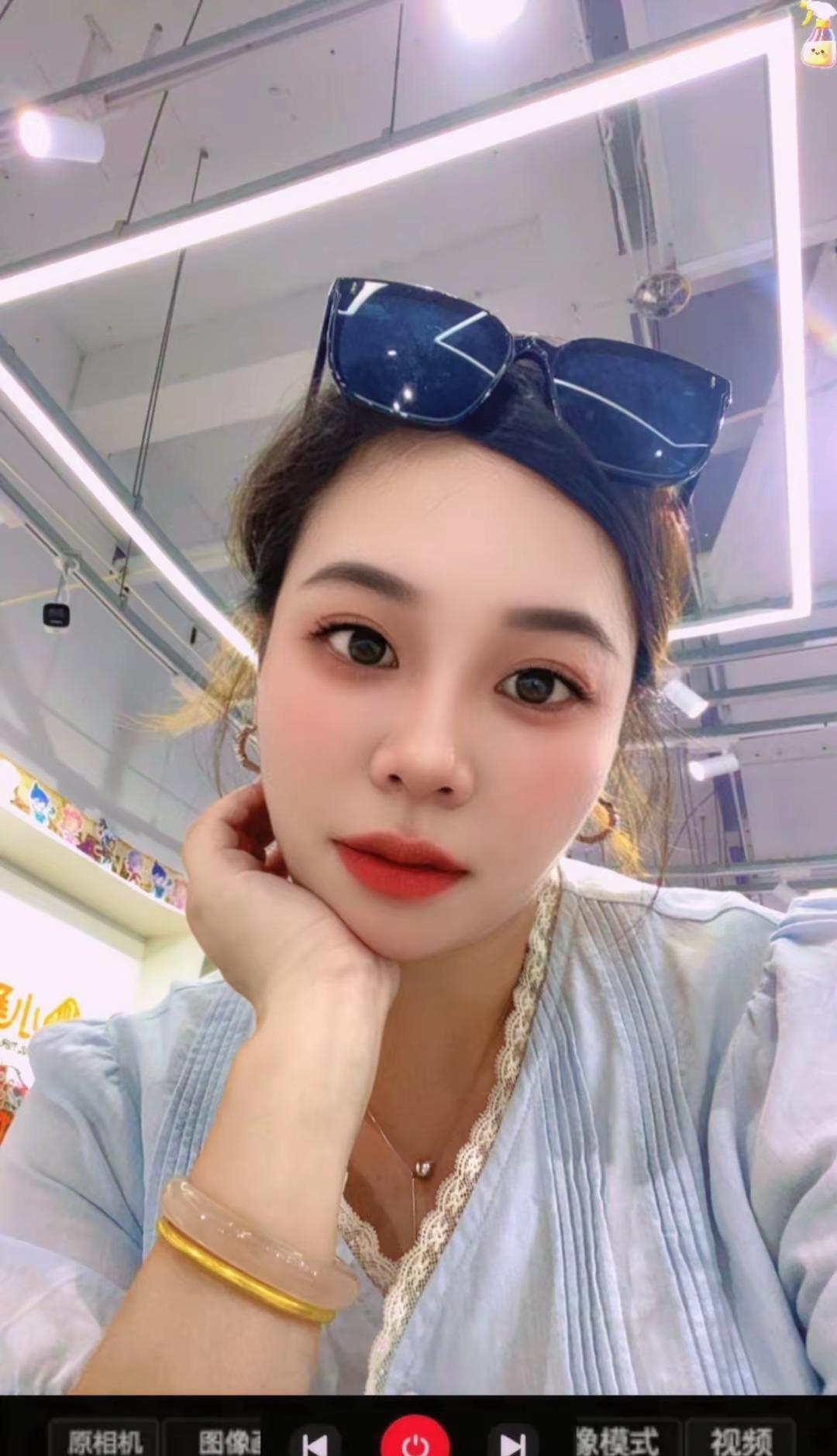 女性不需要被比较，要把自己放在首位，命运从来不会奖励吃苦耐劳的奉献主义者，它只会