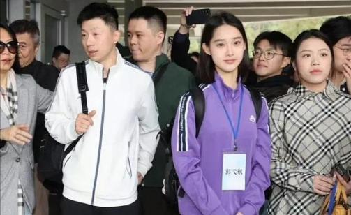 马龙随行的清华美女爆火，台媒赞“有仙气”！清纯甜美书卷气十足

龙哥到达台湾之后