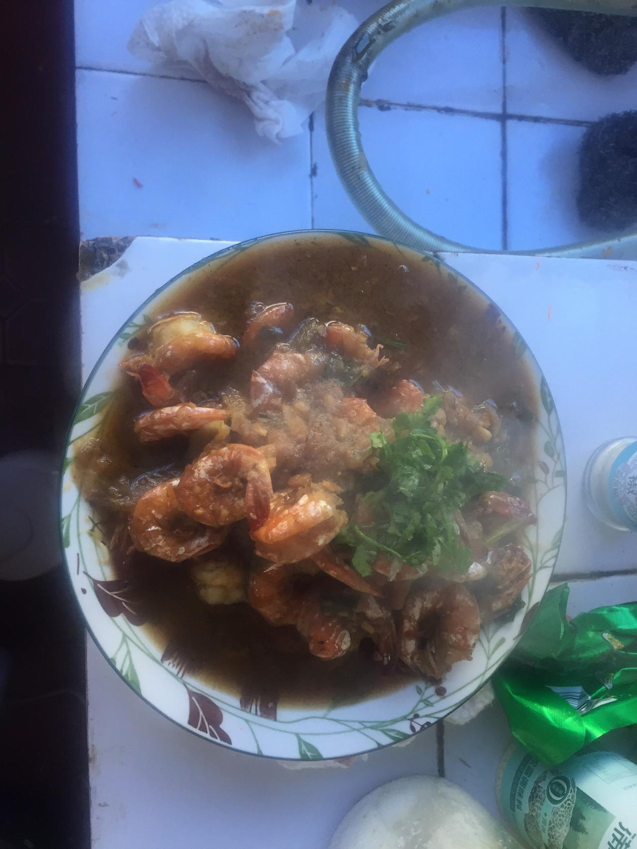 蒜蓉虾子，老好吃了，烧这个菜必须要大量的蒜蓉、放点盐、胡椒粉、白糖、生抽蚝油，还