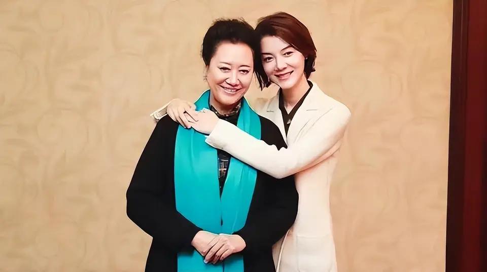 她是大方端正，英姿飒爽的正统美人。眉眼几乎和女儿车晓一个模子子刻出来的。

王丽
