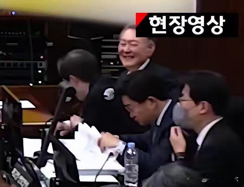 “像我这样的傻瓜如何搞内乱”！
真没想到，尹锡悦敢做却不敢认，如今为了脱罪竟开始