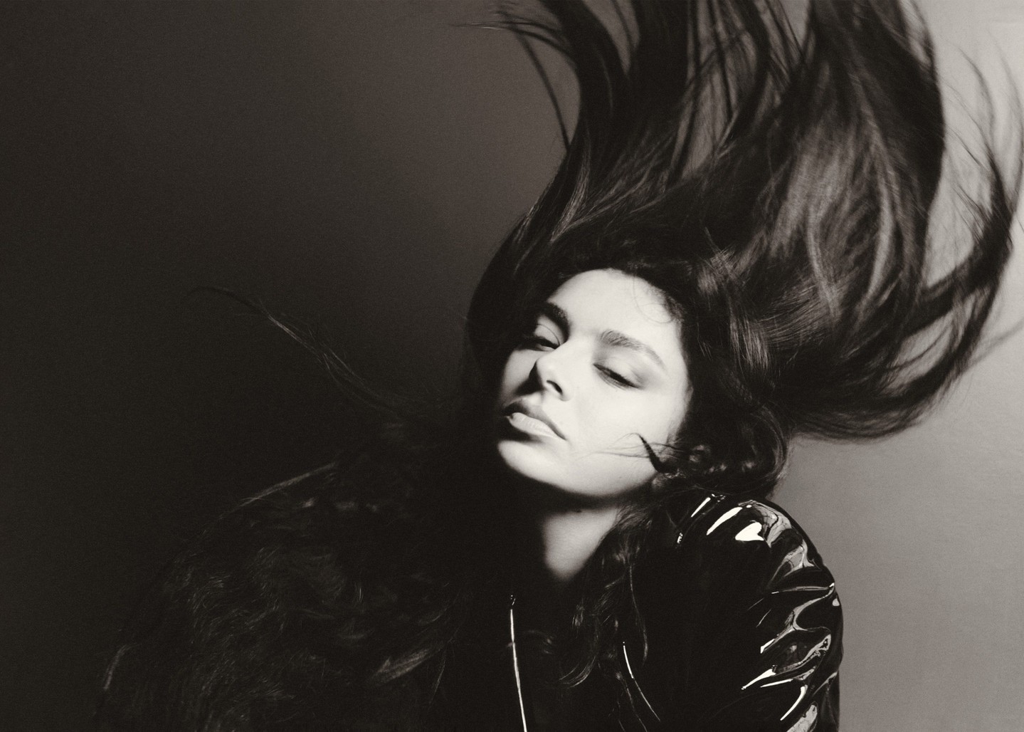 歌手Charli XCX登上英国版《VOGUE》2026年5月刊封面，来自Dio