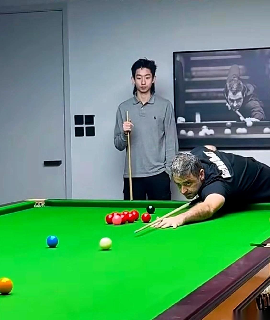 你以为奥沙利文是什么样？那个球场上谁也不服的“火箭”？
错。
就在斯诺克训练馆里