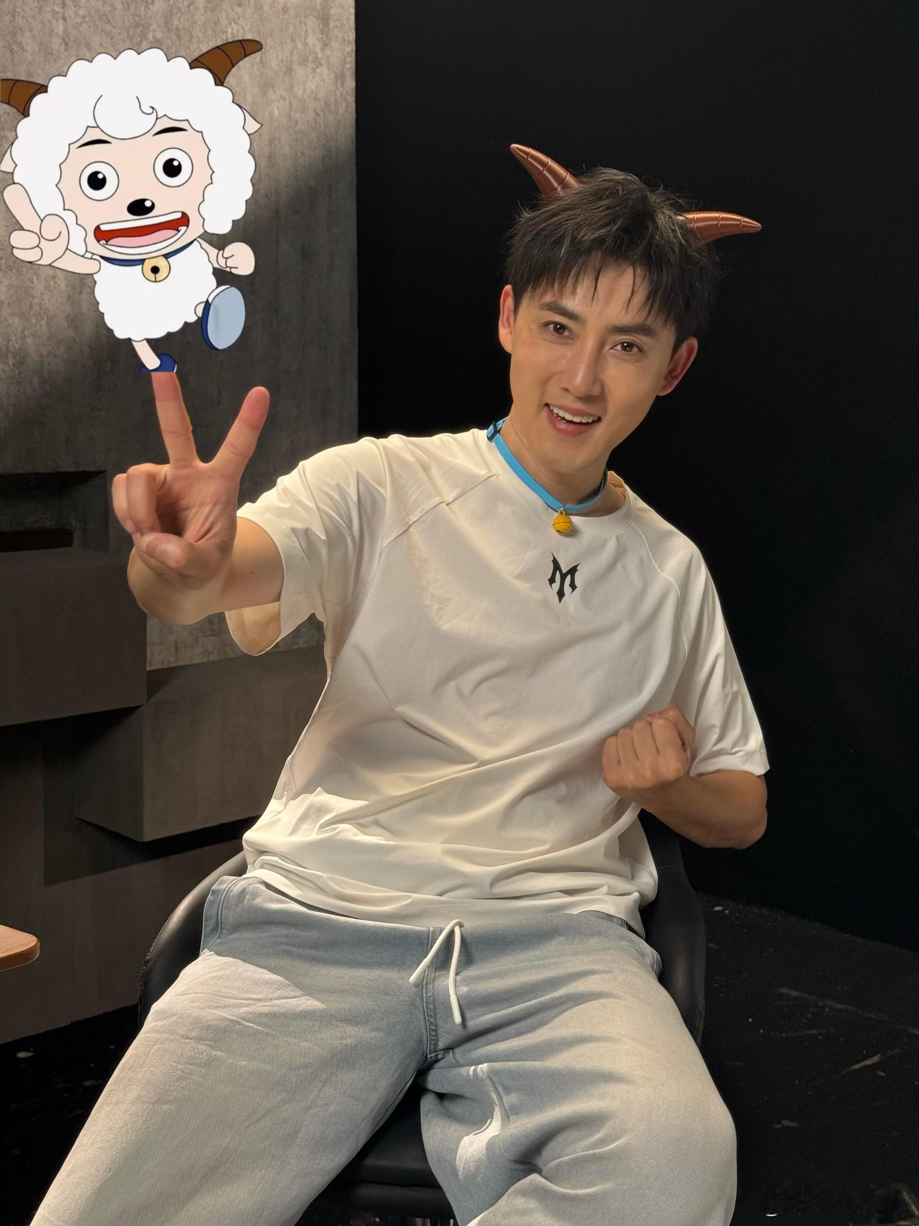 张睿舞台上接梗抛梗反应飞快，金句不停输出，综艺感直接拉满言语是他的表达武器，懂得
