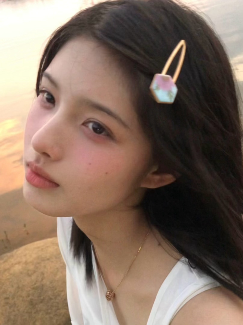 上海街头偶遇艾米 上海街头的偶遇暴击！艾米这张脸真的绝了，五官精致得像精雕细琢的