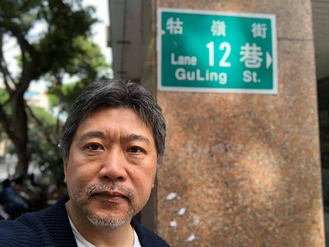 是枝裕和近日接受采访时透露他正在筹备制作两部新片，一部正在拍摄，是改编作品，详细