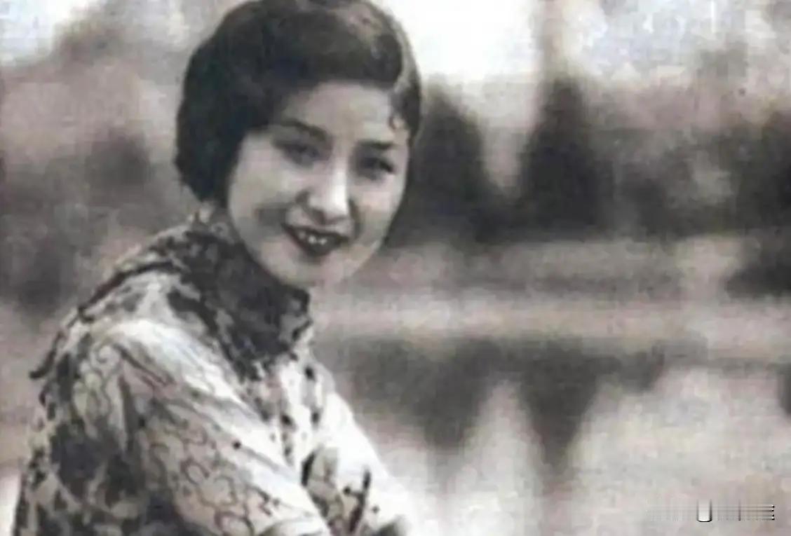 1942年春，青帮头目吴四宝icon被日本人毒死，他的老婆佘爱珍icon哭得死去
