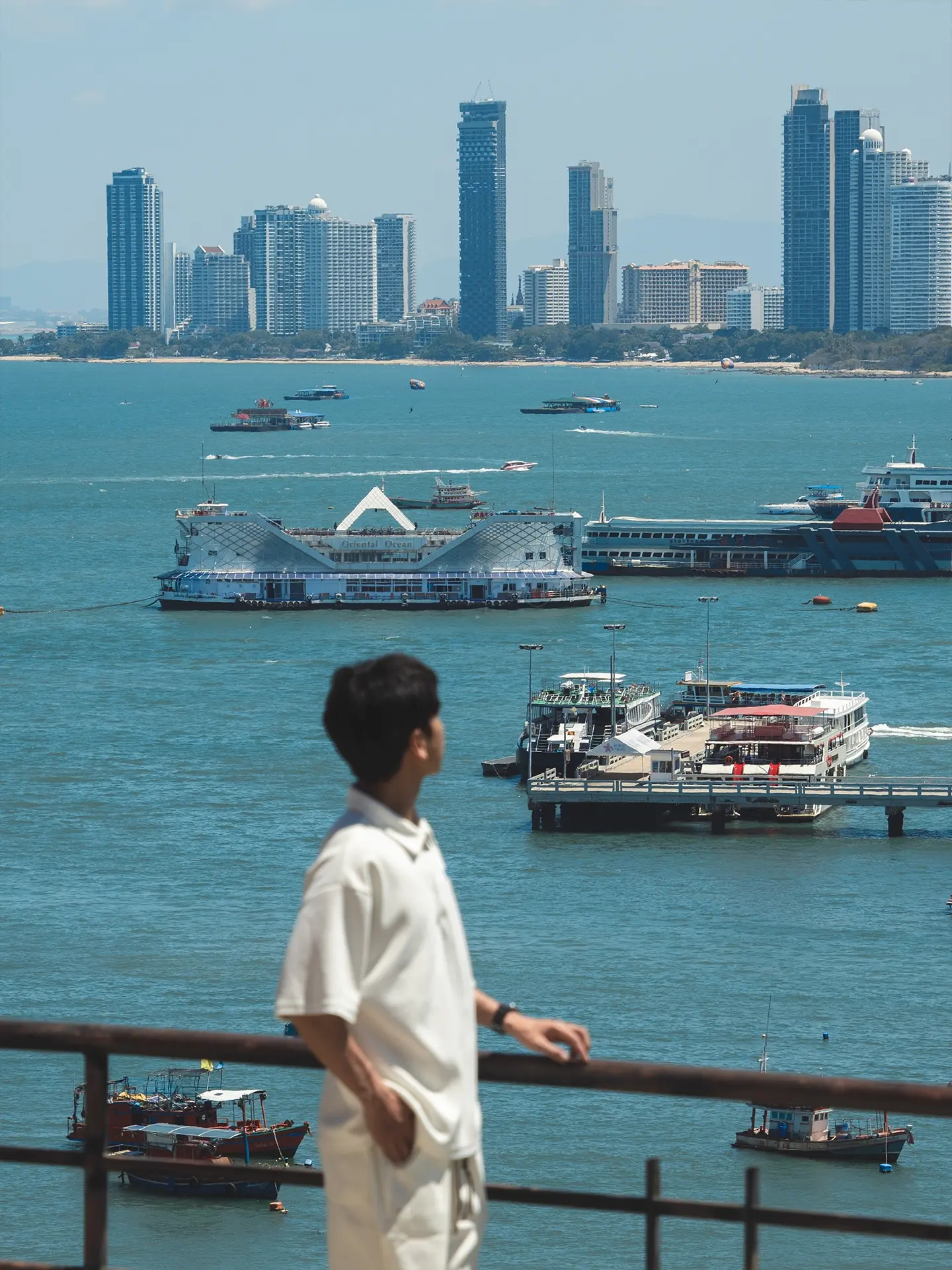 在芭提雅“路的尽头是海”绝美浪漫的机位。俯瞰整个芭提雅海湾的机位也太浪漫了
午后舒适悠闲沐浴海滩阳光和冰镇饮料 
🔍地址搜索City coffee Pattaya
🚕交通来回都可以用Grob很方便 
𝙋𝙡𝙖𝙮 𝙨𝙩𝙧𝙖𝙩𝙚𝙜𝙮游玩攻略
1️⃣首图前几张都是这家店附近的机位很出片！点上一杯咖啡可以俯瞰芭提雅的海湾
2️⃣整个山坡拍照都很出片特别是咖啡屋里外的机位
3️⃣这里拍照不用人挤人很多地方都可以拍完全不用排队，只不过咖啡厅的窗边机位需要提前占位置
4️⃣整个山只有这家店有餐食和冰饮所以去附近拍照要自己带好水和干粮 
注意⚠️
①打车如果不好定位可以让店员帮忙告知司机
②海边很热记得做好防晒措施和装备