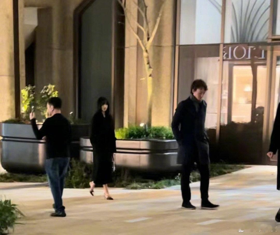 #日本偶遇lisa和lv三公子##东京偶遇lisa和lv三公子# 网友日本偶遇l
